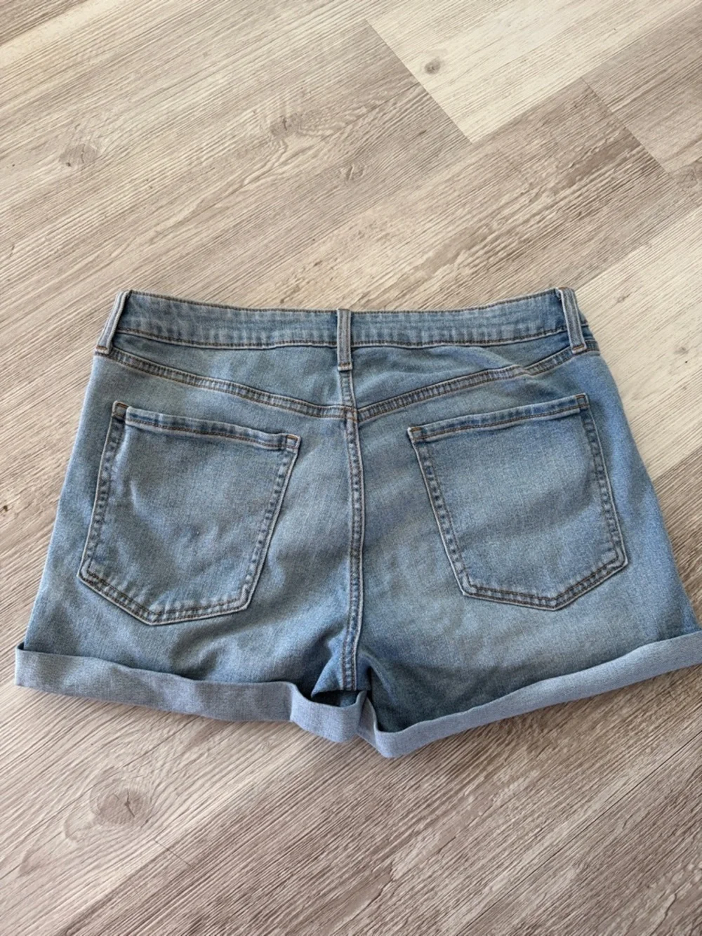 Old Navy Light Wash Rolled Hem Denim Shorts - Picture 3 of 3